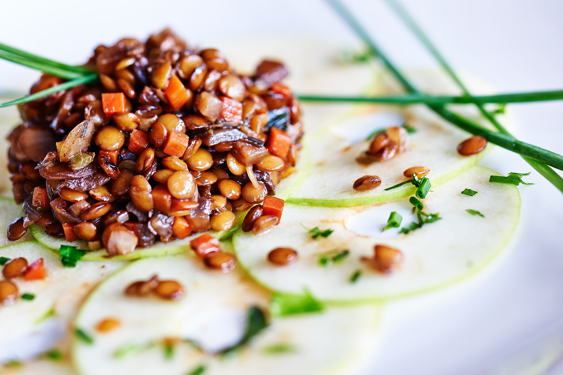 Apple carpaccio with balsamic lentils