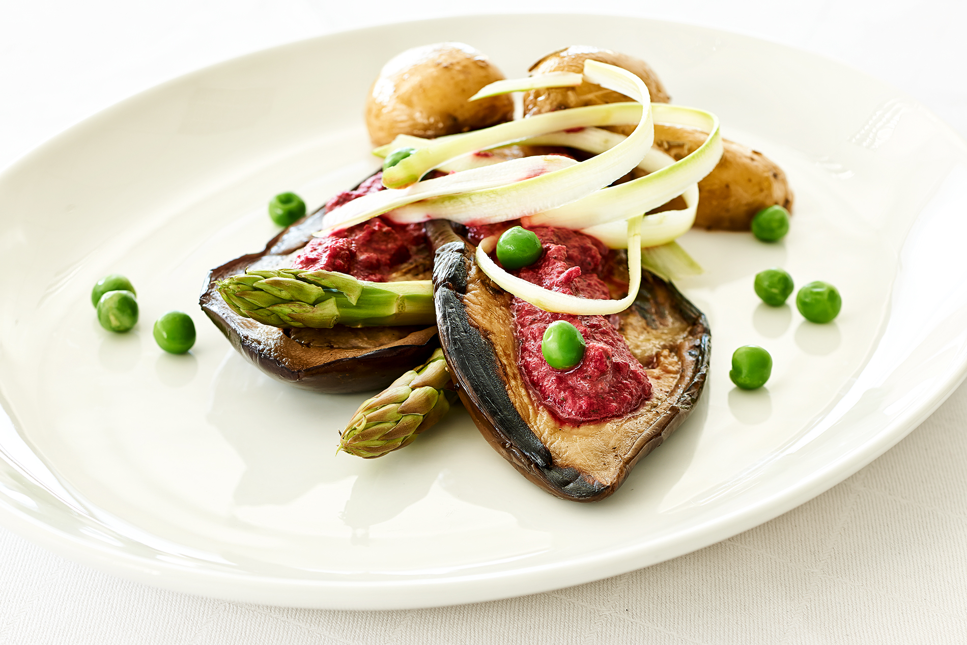 Aubergine mit rotem Kichererbsen-Püree, Zuckerschoten und Erbsen