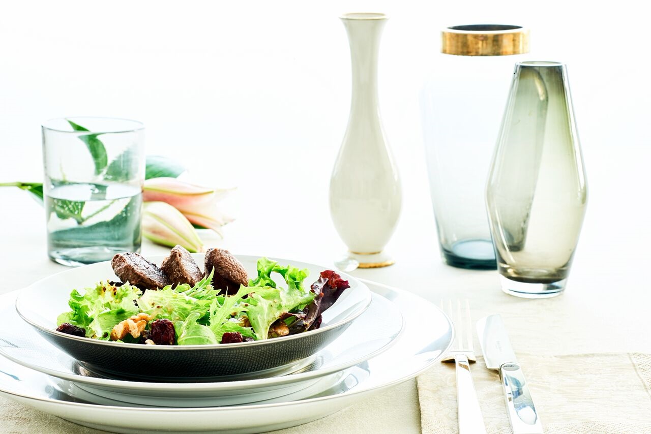 Baby-Leaf Salate mit Cranberry, Cassis und Lollipop vom Hirsch