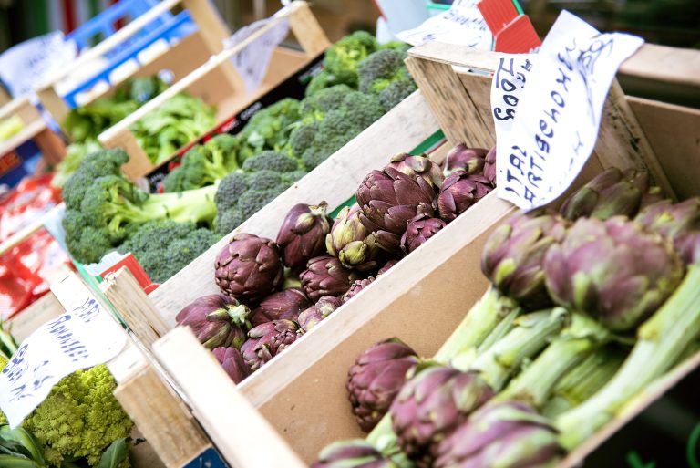 Frisches Gemüse in der Auslage im italienischen Supermarkt Biancardi