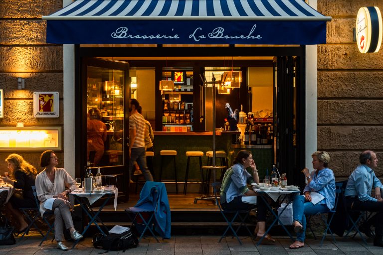 Gäste vor der Brasserie La-Bouche in Muenchen