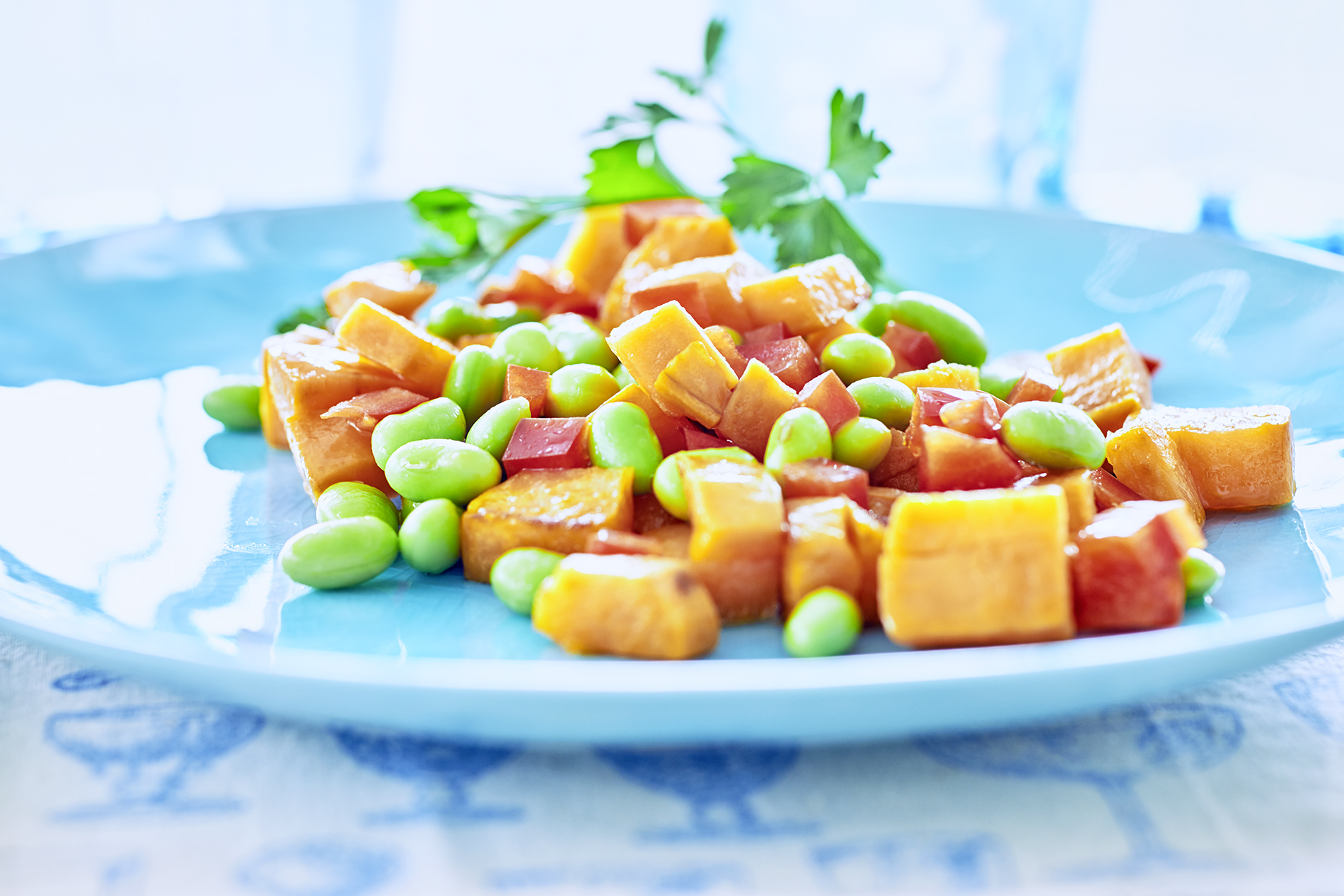 Bunter Salat mit grünen Bohnen und gebratener Süßkartoffel