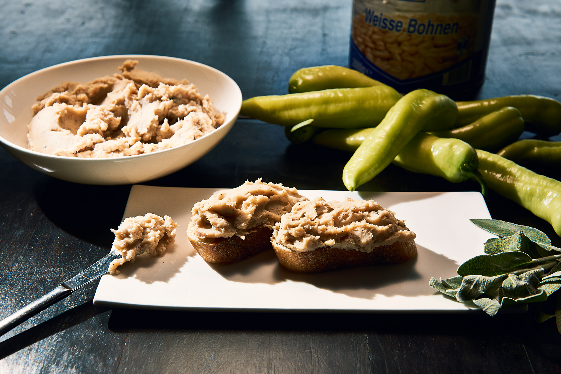 Crostini mit weißem Bohnenpüree und Salbei