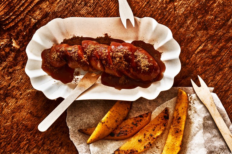 Currywurst mit hausgemachten Wedges