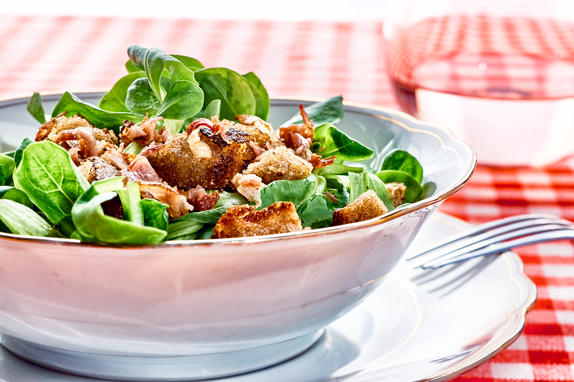 Feldsalat mit Speckwürfeln und Schwarzbrot-Croûtons