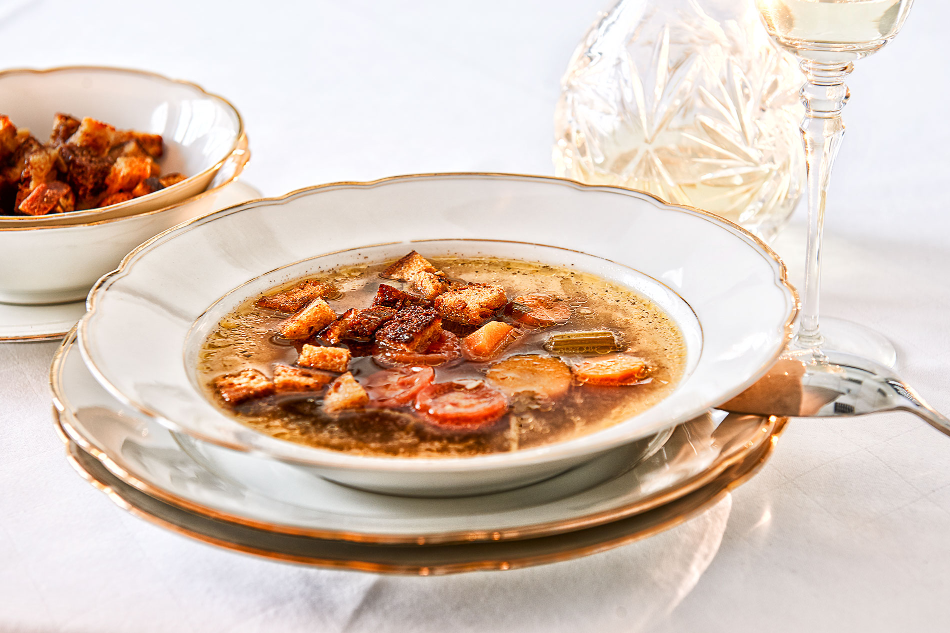 Gemüsesuppe mit geröstetem Brot