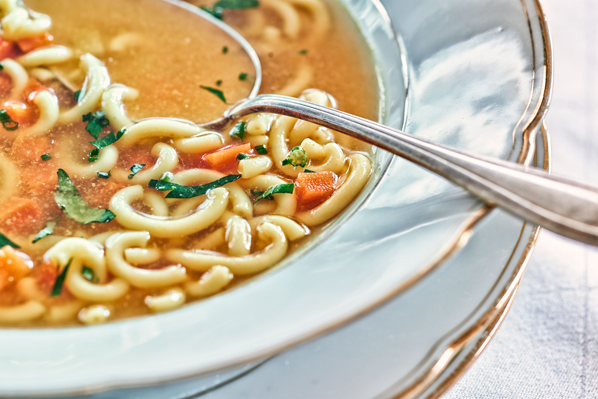 Hühnersuppe mit Gemüse und Gabelspaghetti