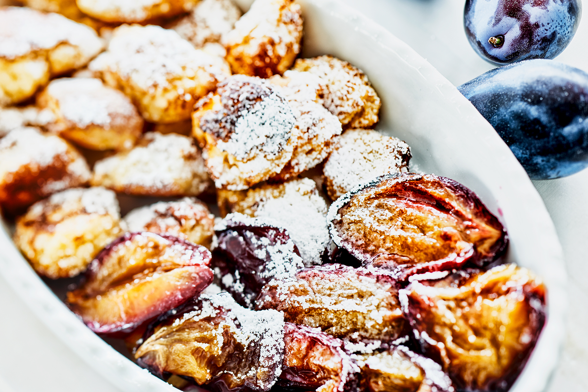 Kaiserschmarrn und Zwetgenröster in einer Auflaufform