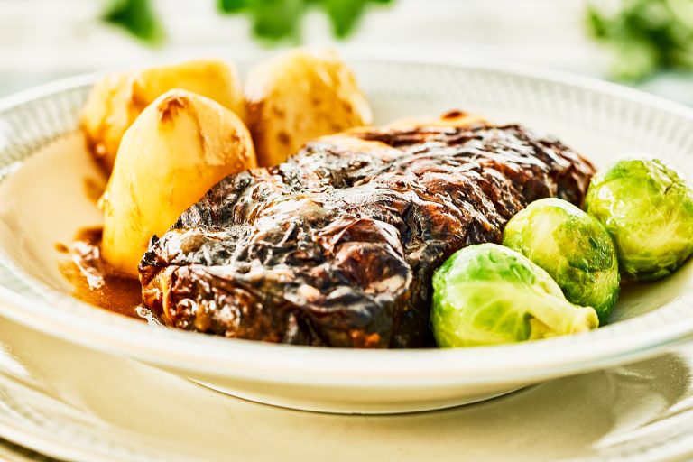 Kohlrouladen mit grünem Pfeffer und getrockneten Tomaten