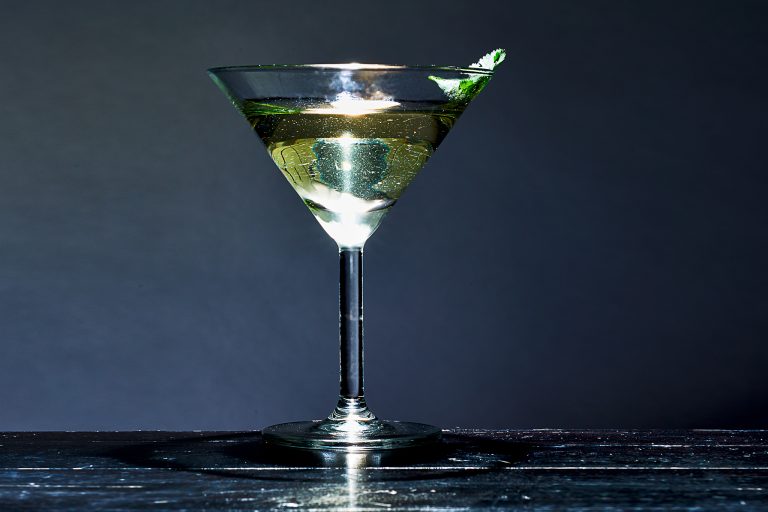 Gimlet Variante mit Koriander in einem Martiniglas