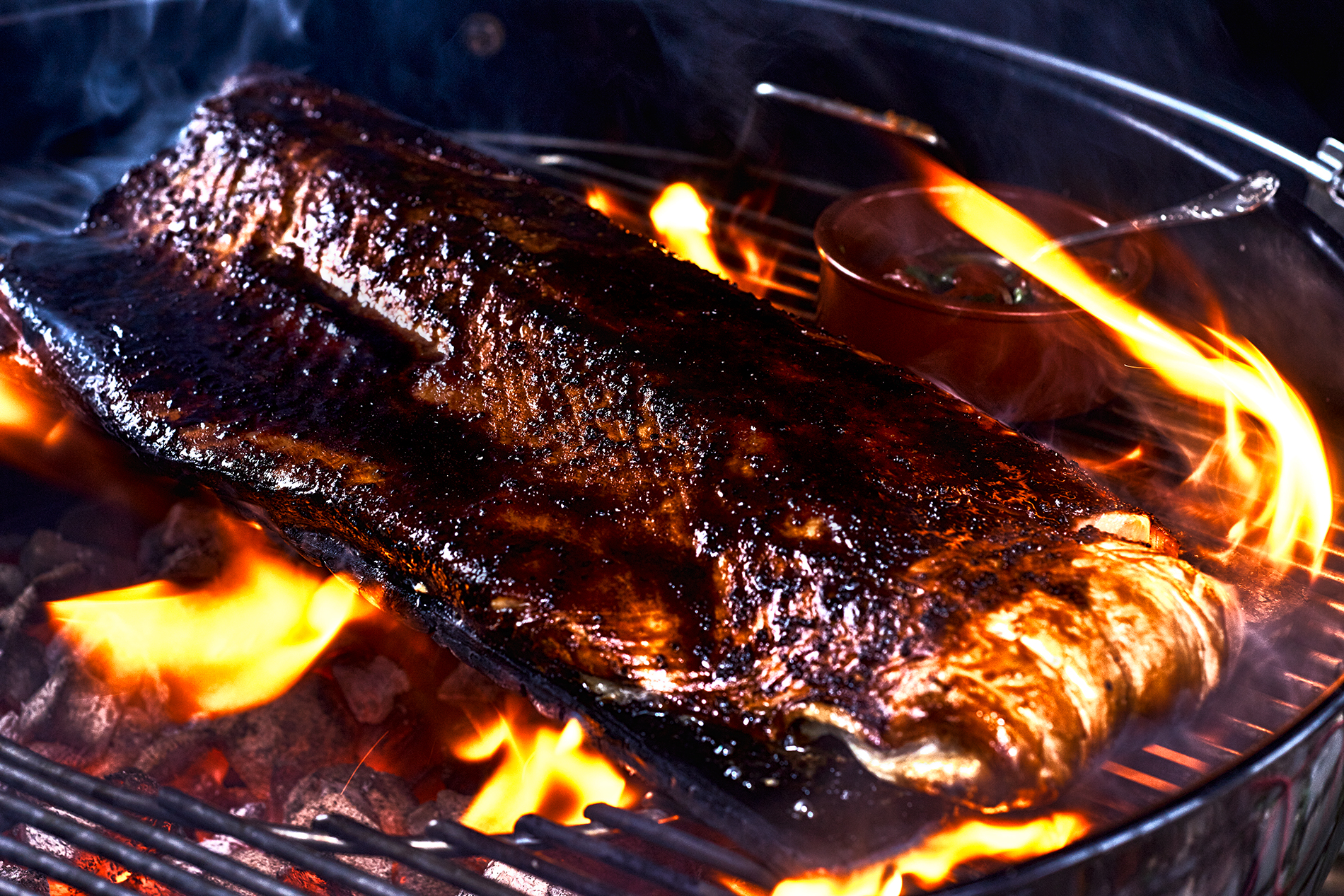 Lachs in brauner Zuckerglasur auf Zedernholz-Brett