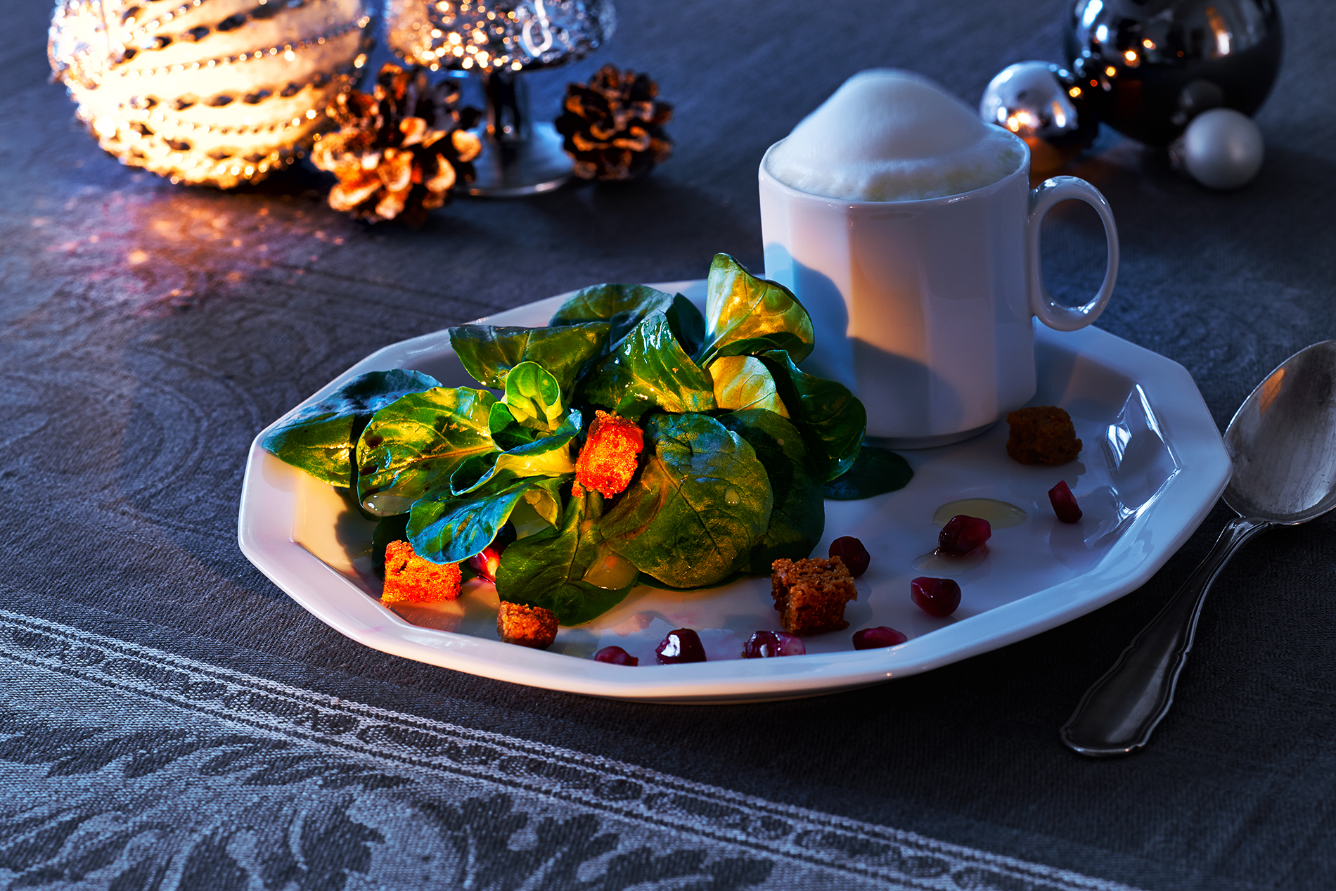 Maroni-Lebkuchen-Cappuccino mit Feldsalat