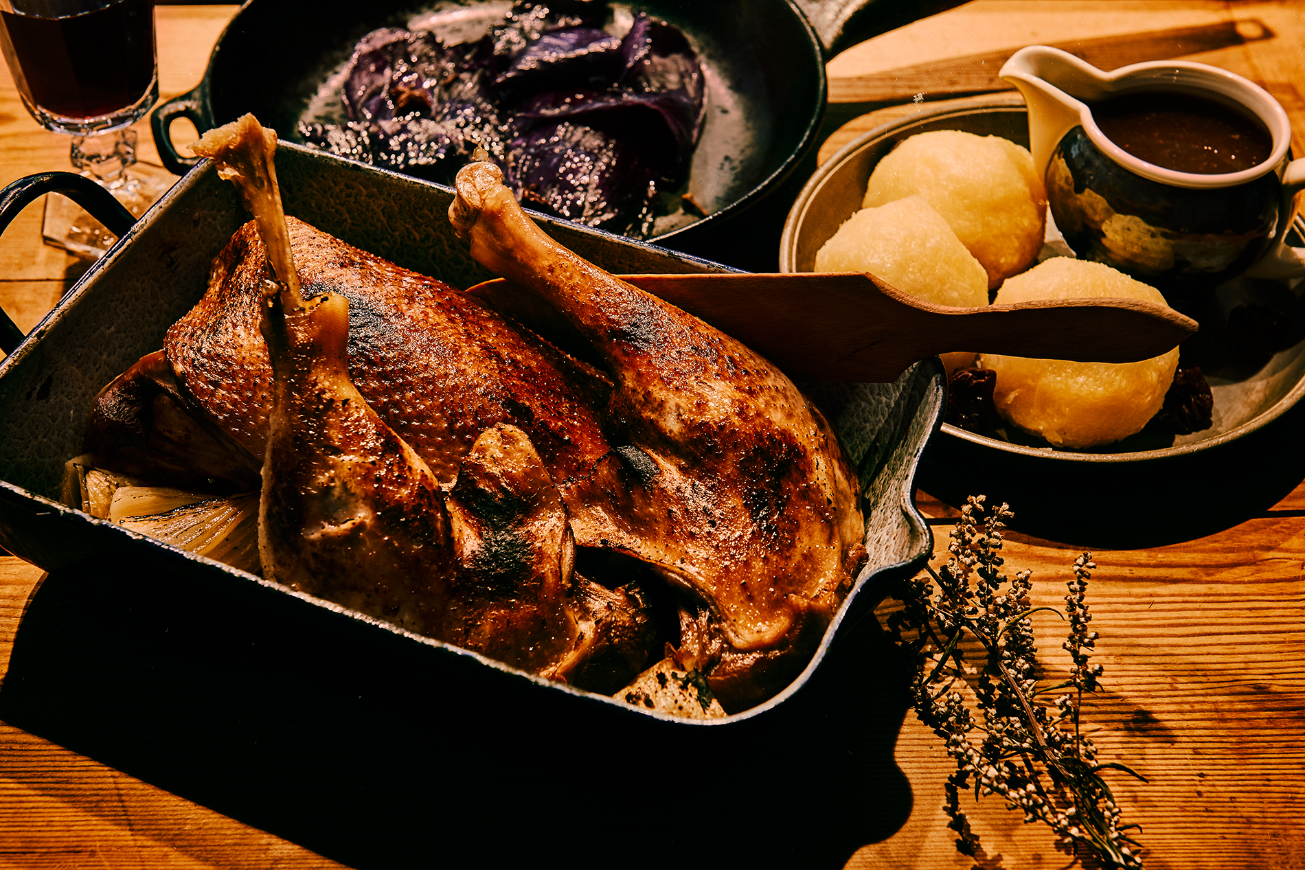 Martinsgans mit Rotkohl und Dörrpflaumen-Kloß