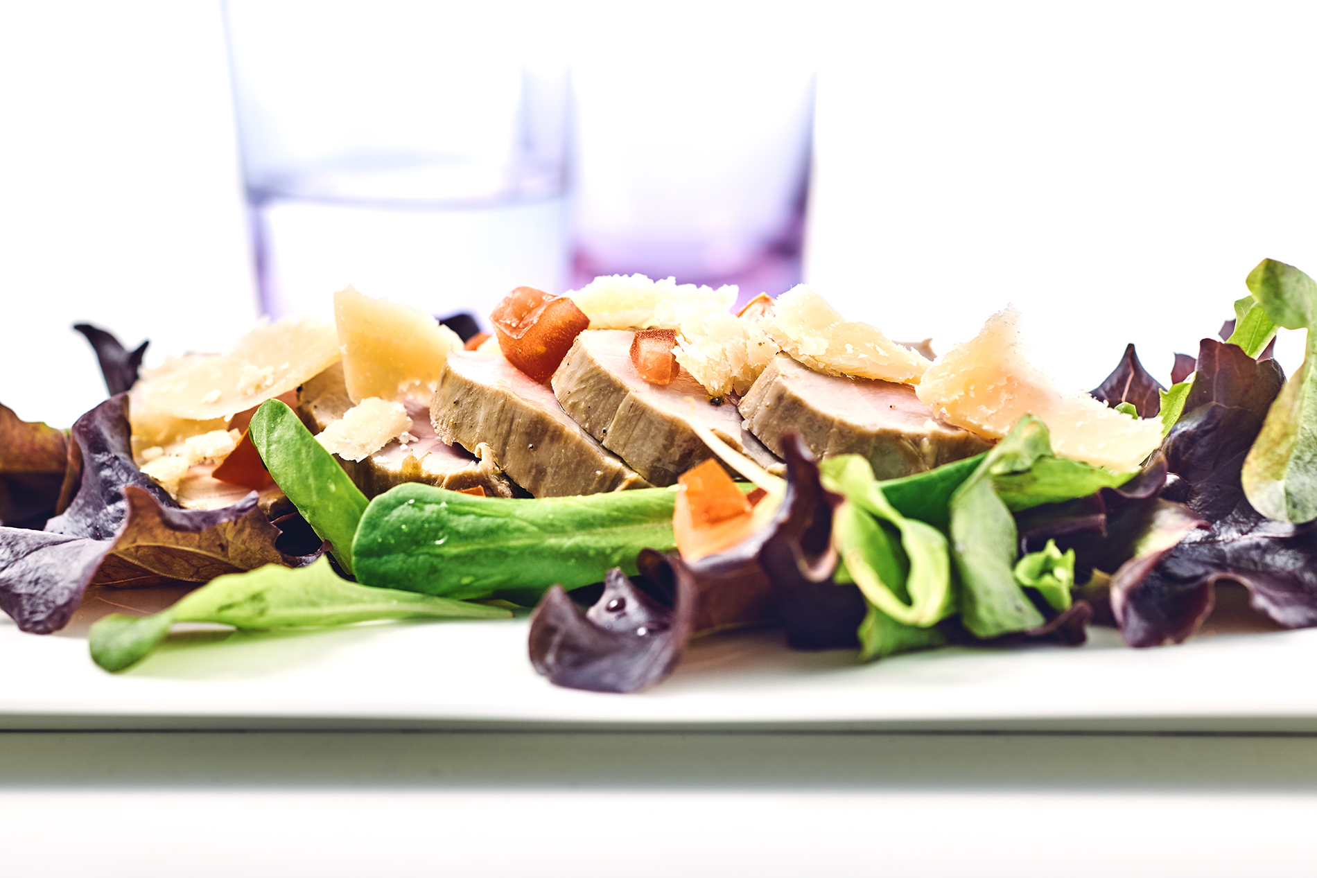 Mediterraner Kräuterbraten mit Babyleaf-Salat