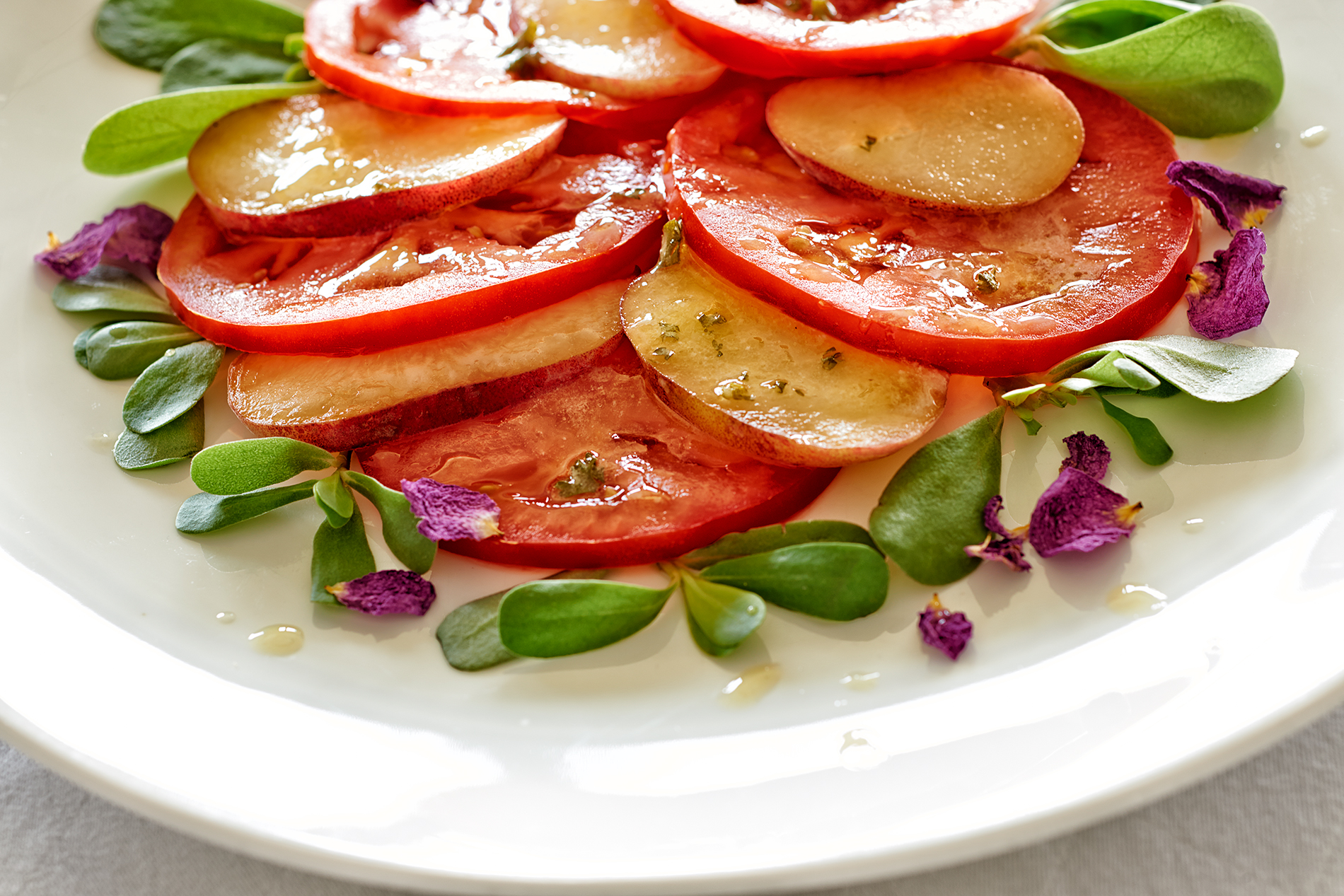 Nektarinen-Tomaten-Salat mit Kräuter-Vinaigrette