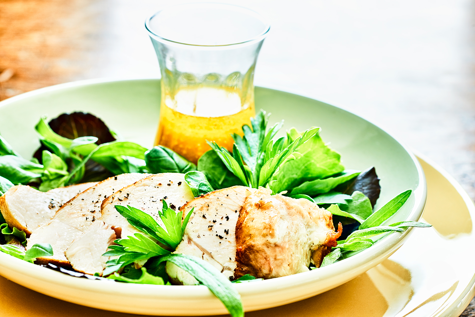 Pflücksalat mit Kräutern und Huhn in Zitrus-Vinaigrette