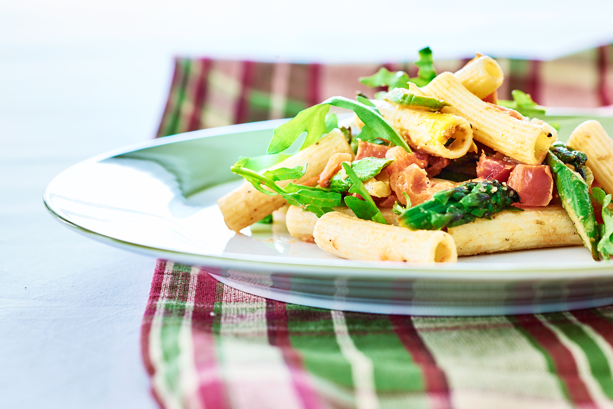 Rigatoni mit grünem Spargel und Thunfischfilet