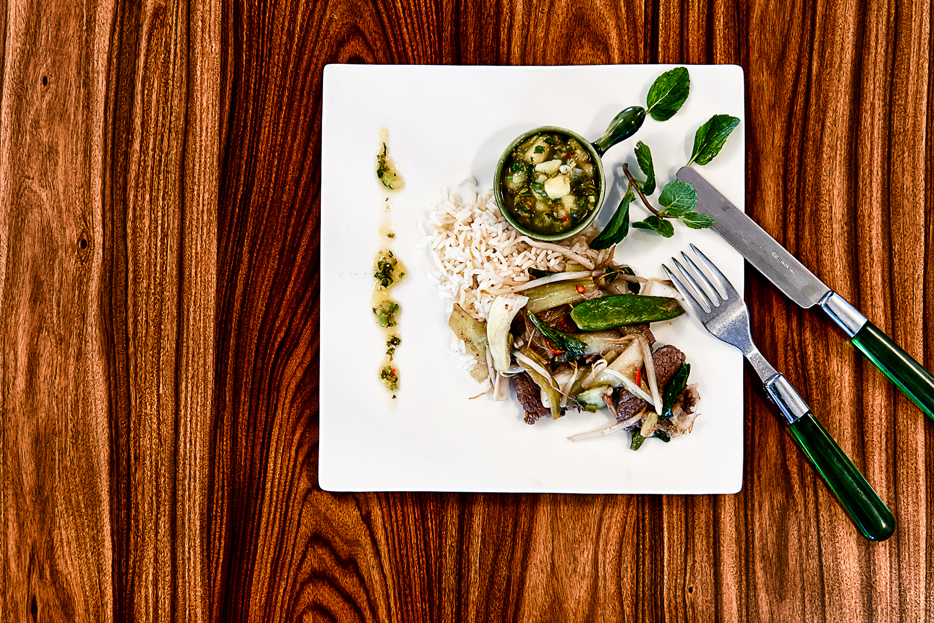 Rind aus dem Wok mit Apfel-Koriander-Pesto