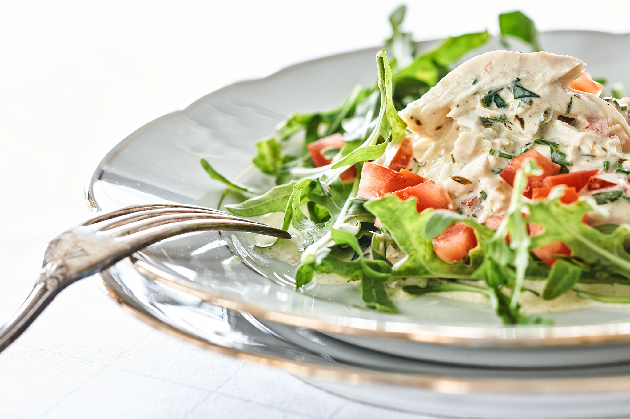 Salat mit Huhn und Tomate