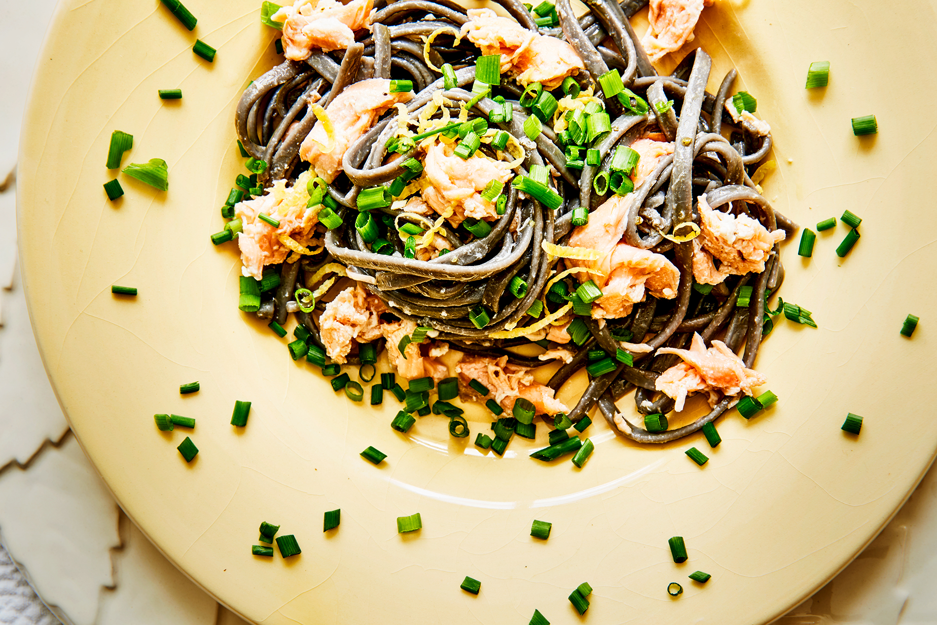 Schwarze Pasta mit Lachs und Schnittlauch