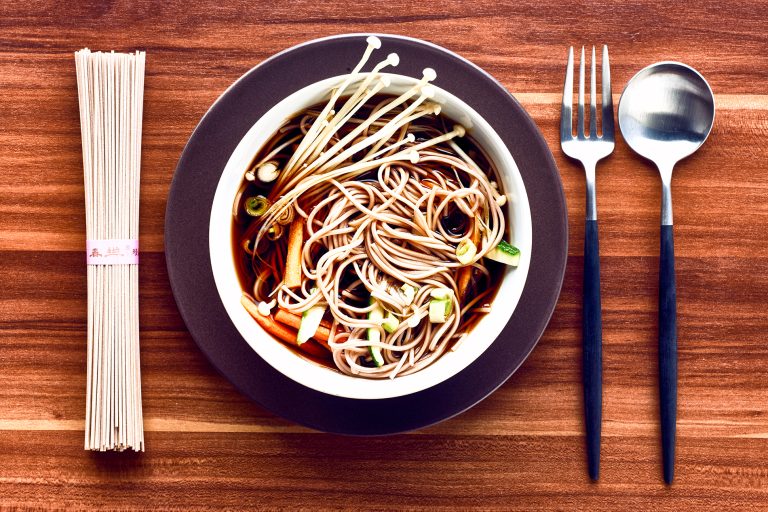 Soba-Bowl mit Enoki Pilzen und Koriander