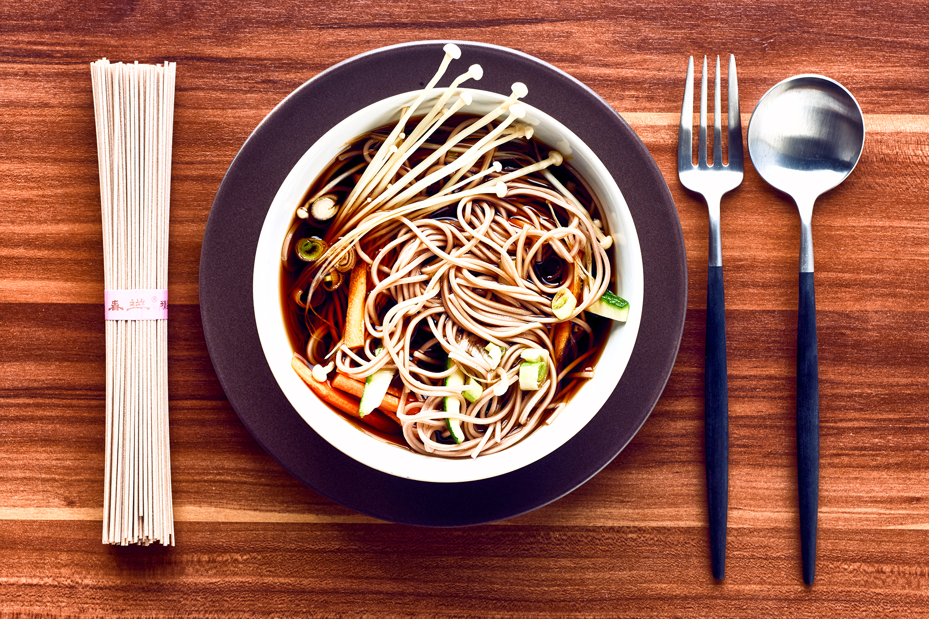 Soba-Bowl mit Enoki-Pilzen und Koriander