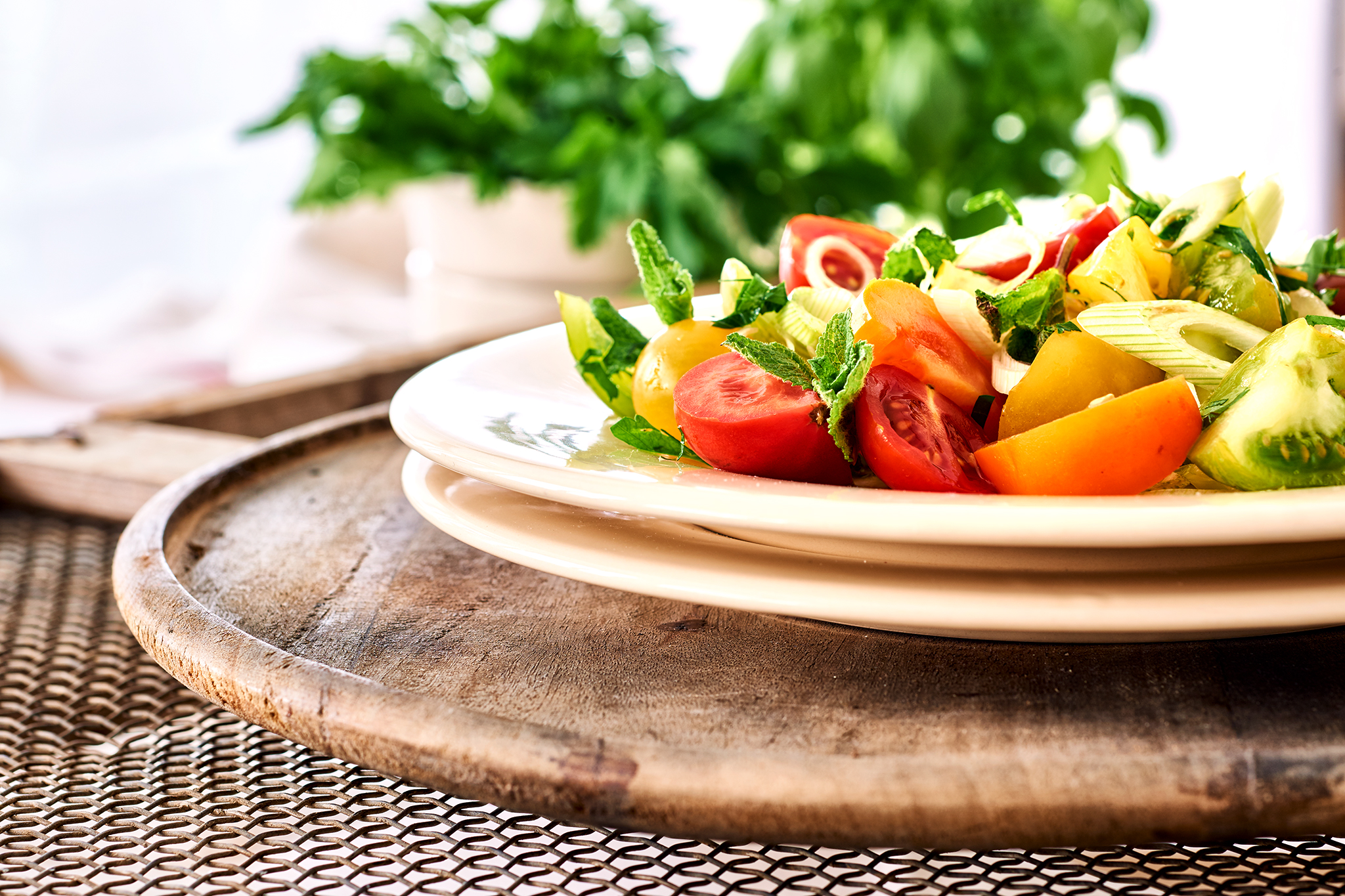 Sommer-Salat mit bunten Tomaten und Minze