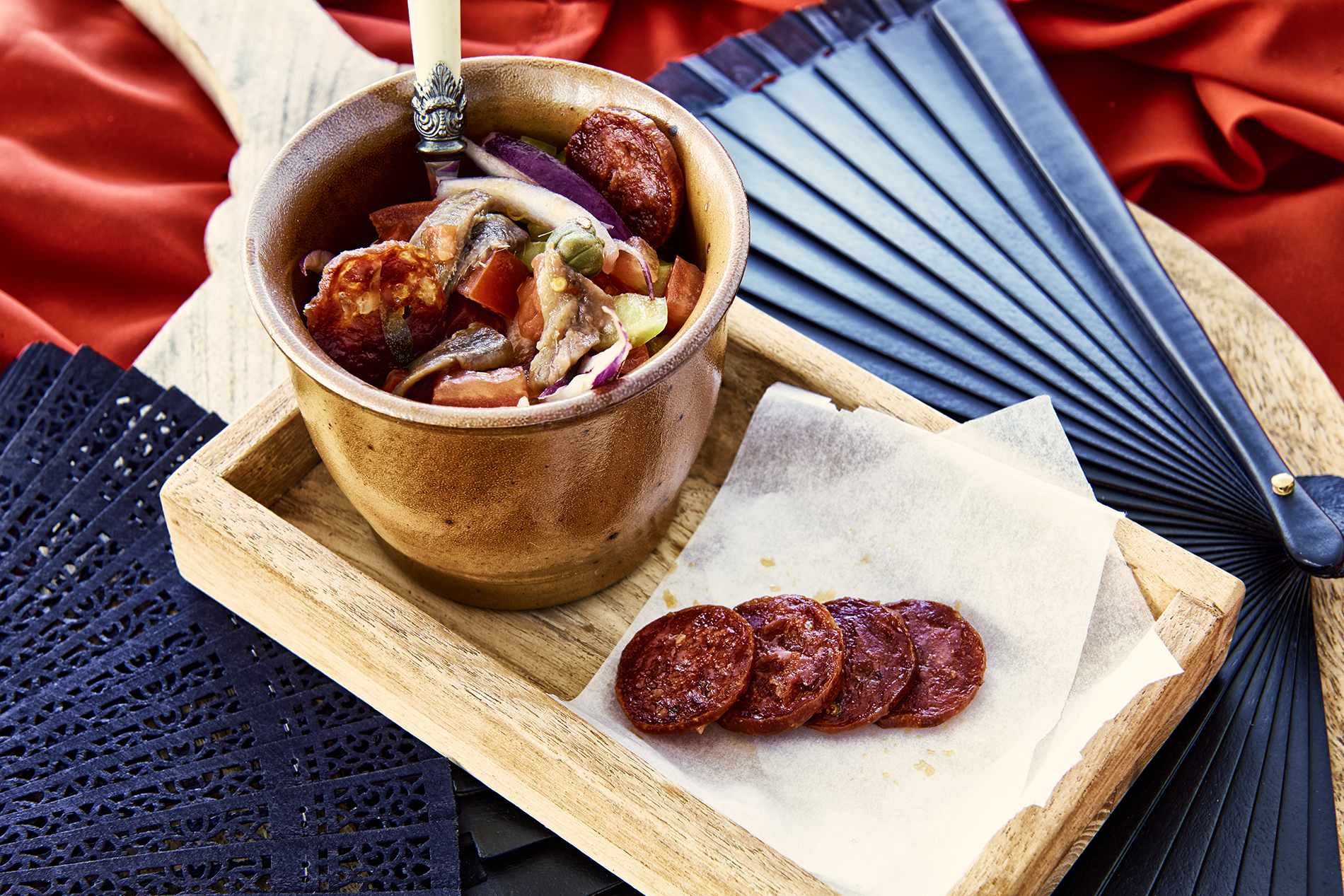 Spanischer Gemüse-Salat mit gebratener Chorizo