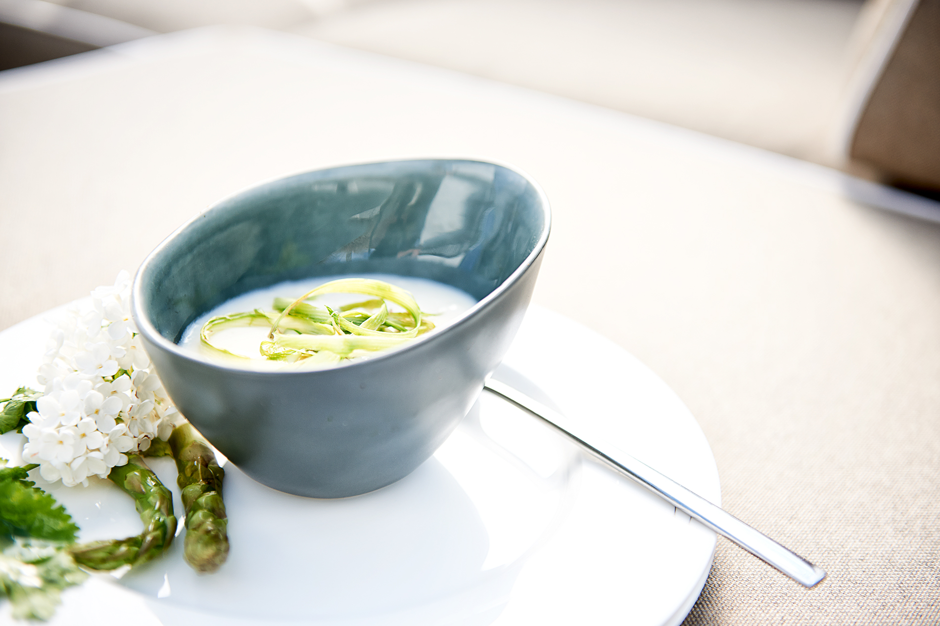 Spargelcremesuppe mit grünen Spargelspänen