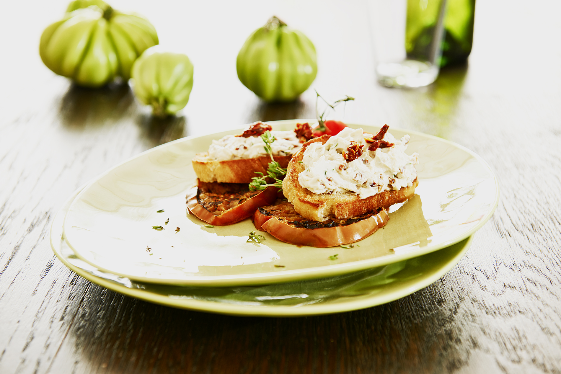 Toasted white bread with tomatoes and pine nuts