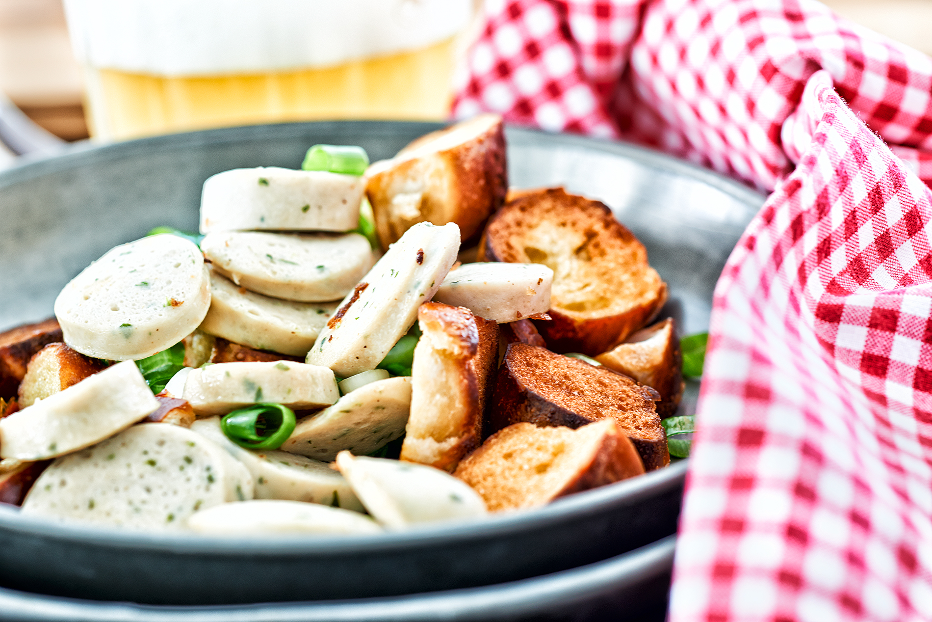 Weißwurst-Brezen-Salat mit Süßem-Senf-Dressing