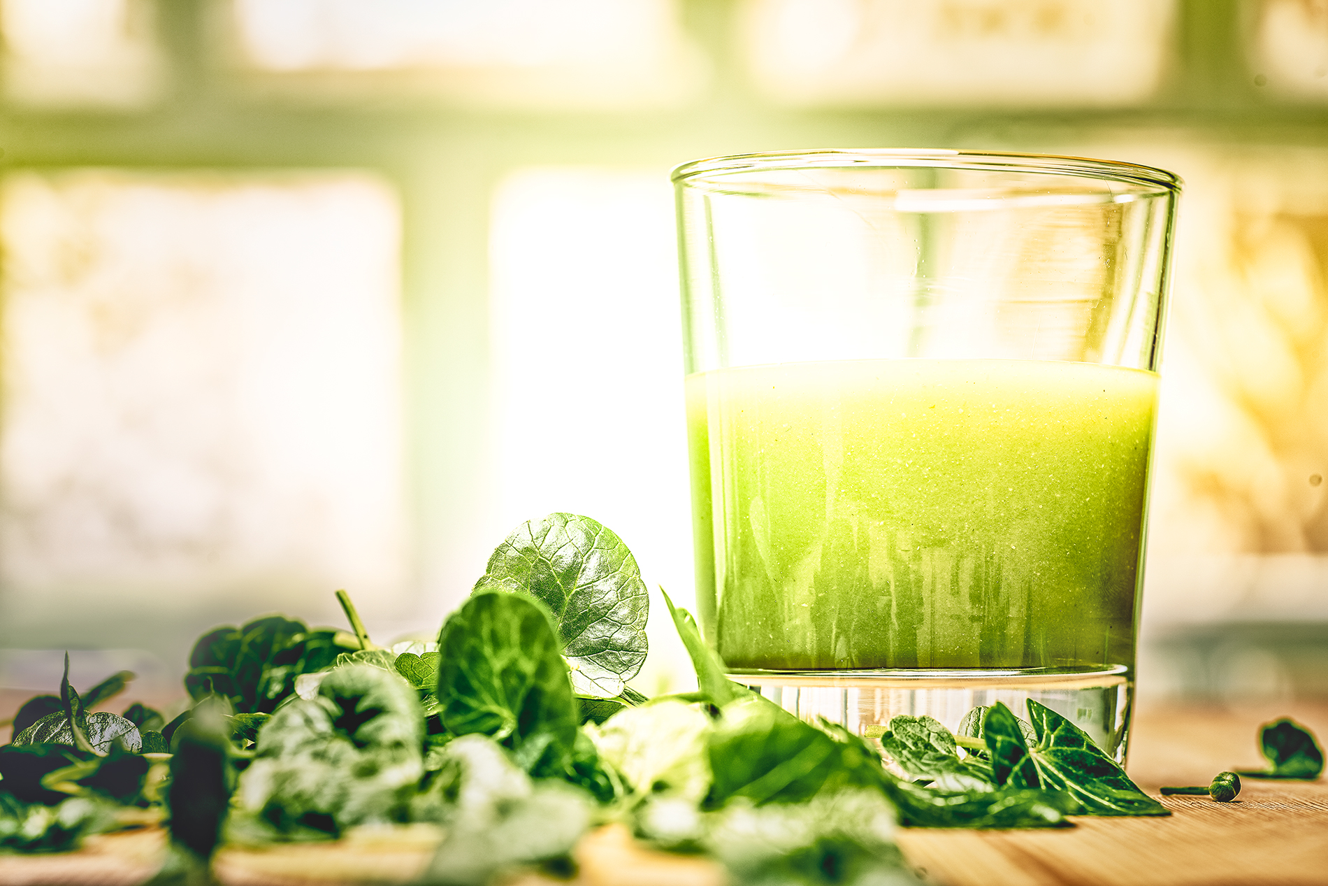 Wilder grüner Smoothie mit Ananas und Scharbockskraut