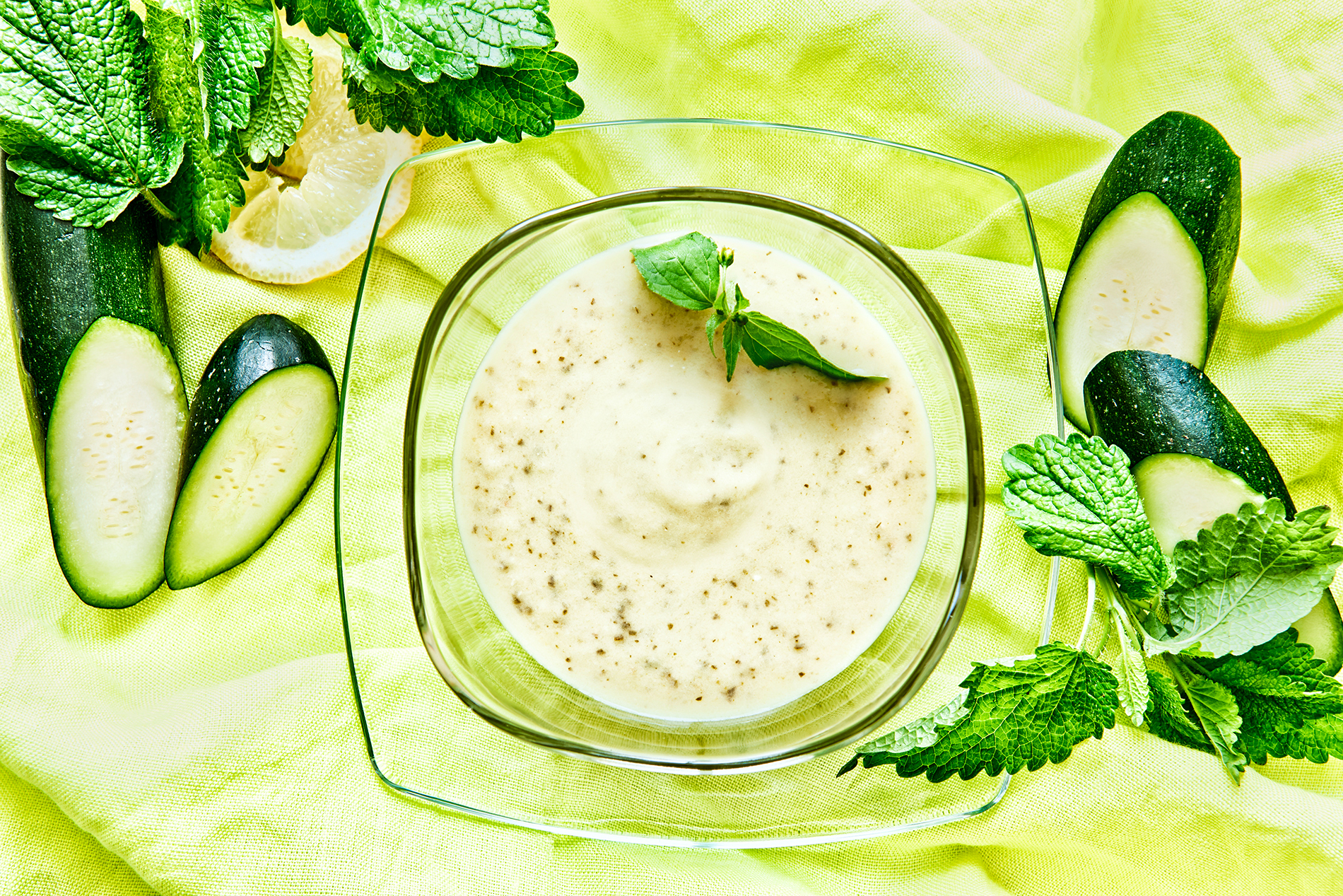 Zucchini-Zitronen-Suppe mit Melisse