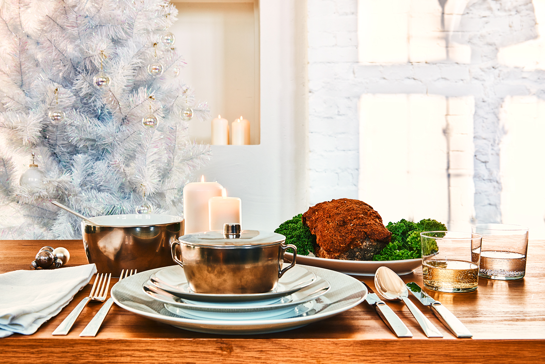 Festlich gedeckte Weihnachtstafel