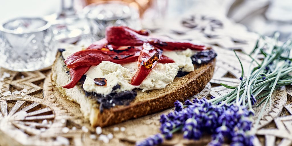 Geröstetes Brot mit Ziegenkäse und Tapenade