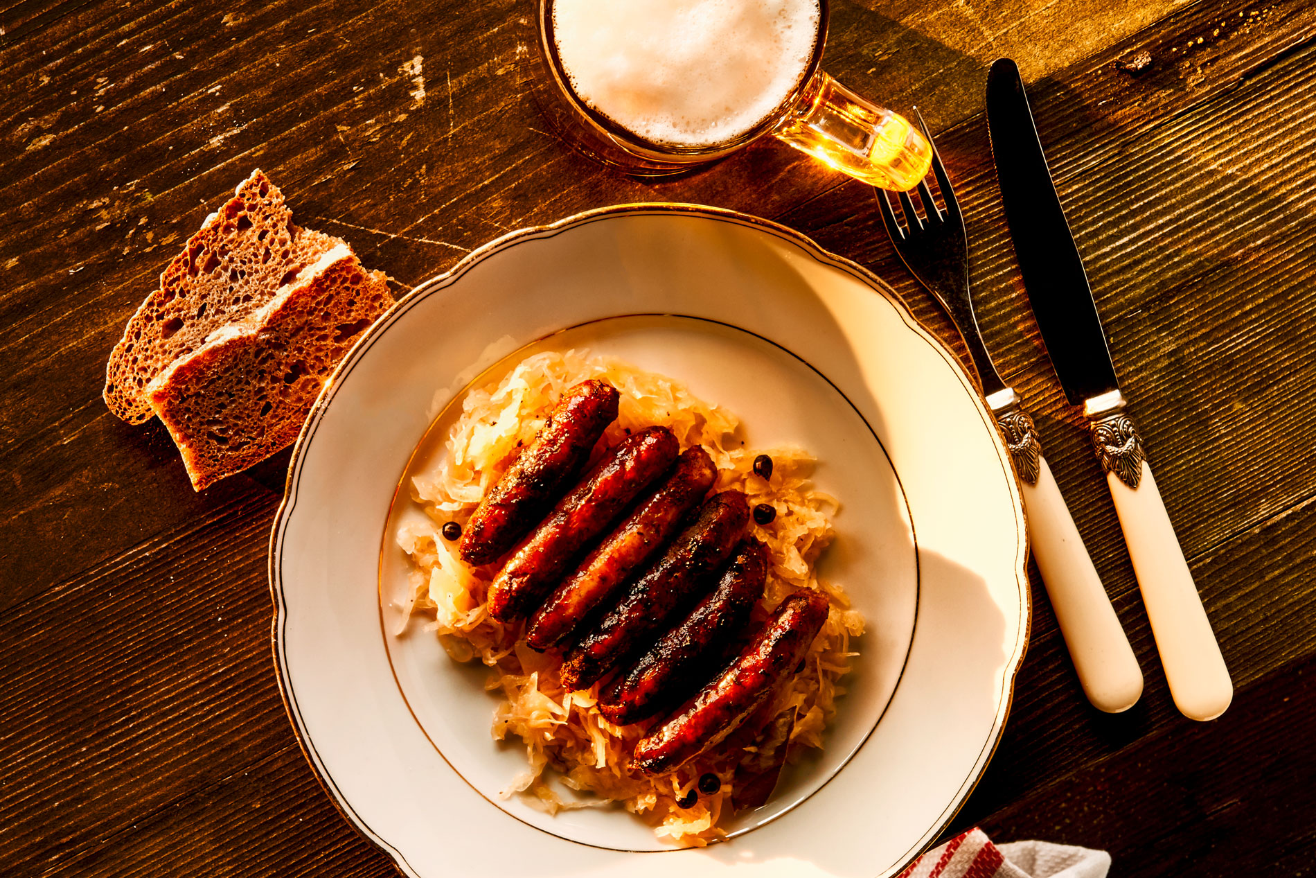 Teller mit Nürnberg Bratwürsten in der Draufsicht