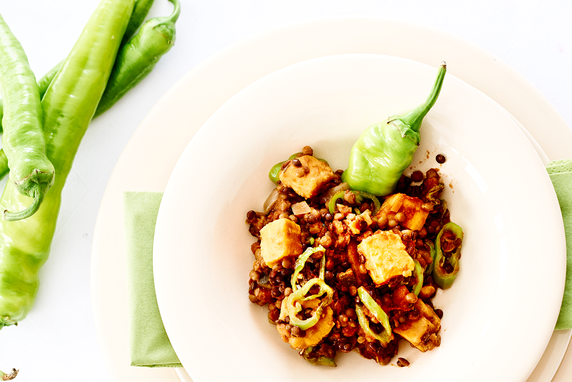 Tofu mit zweierlei Linsen und grünem Gemüse