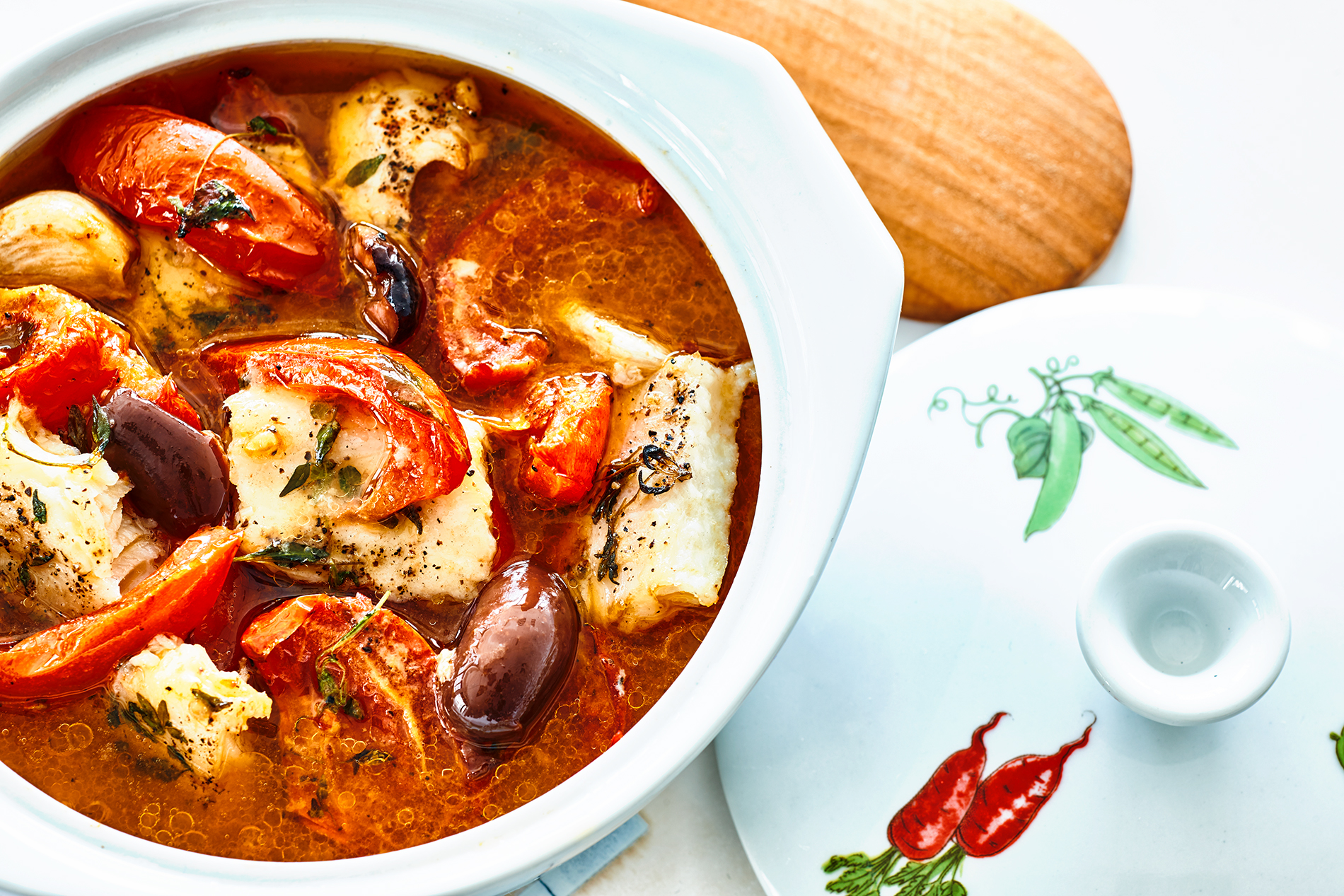 Fischsuppe mit Tomate, schwarzen Oliven und Thymian