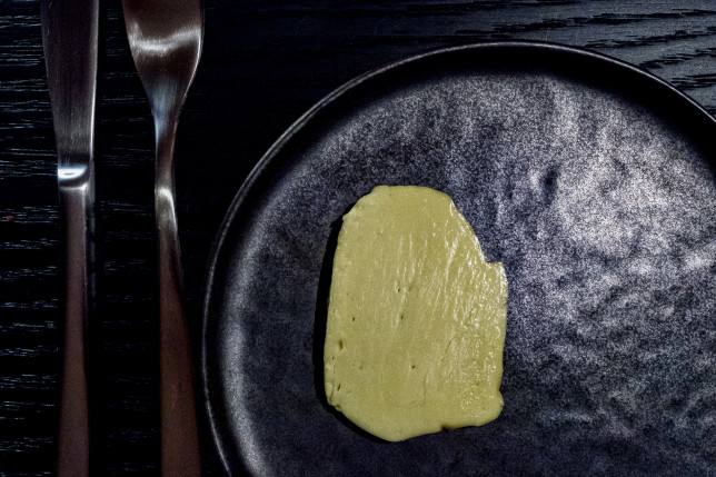 Butter auf schwarzer Keramik im Restaurant Sosein