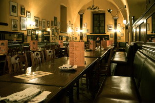 Gewölbe und Tische im Restaurant Barfüßer
