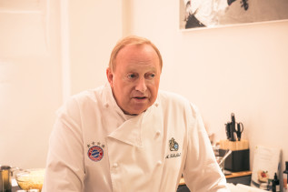 Alfons Schuhbeck kocht in der cookionista Kochschule