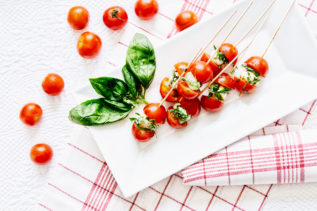 Mozzarella-Tomaten-Bällchen mit Basilikum