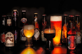 Biergläser und Flaschen zum Bier-Pairing-Dinner