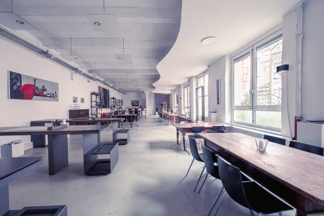 Blick in die Kochschule Krugstraße mit Kochstationen