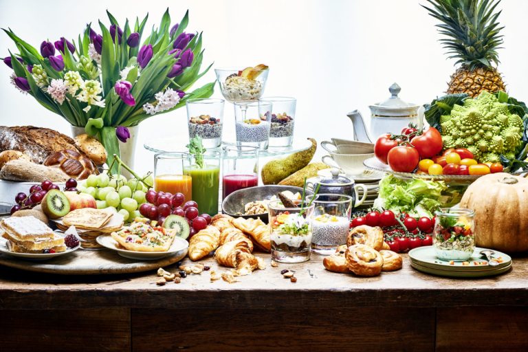 Üppige Frühstückstafel